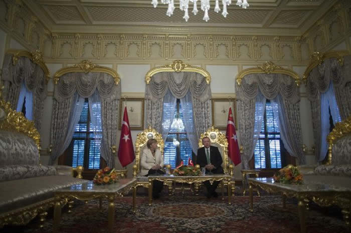 Merkels Pakt mit den Komplizen: Deutschlands dunkle Stunde